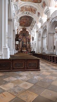 Kirchenschiff der Barockbasilika St. Mauritius zu Niederalteich